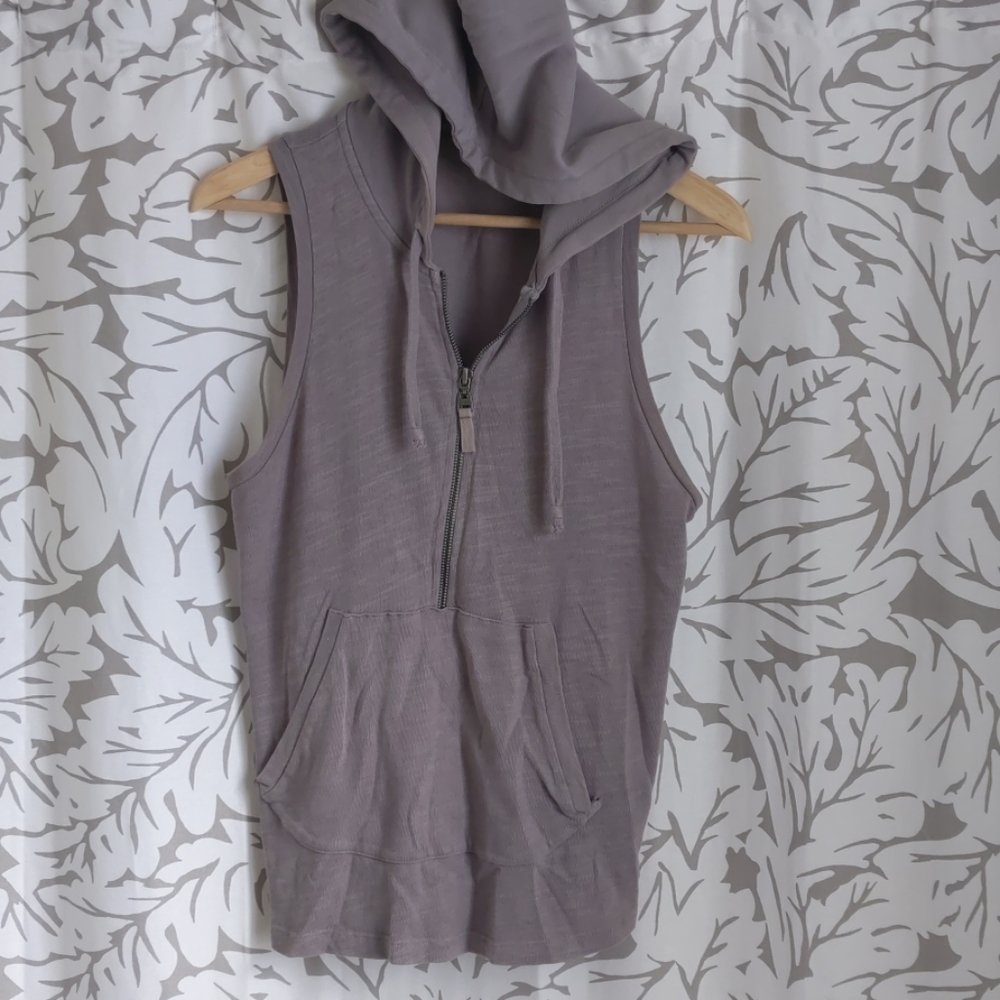 Splendid sleeveless hooded shirt